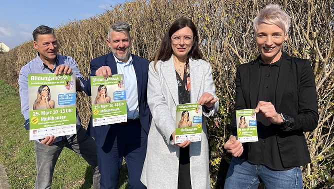 Axel Wieczorek, Thomas Ahke, Jennifer Hornschuh und Regionalmanagerin Rebecca K&uuml;llmer (v.l.n.r.) freuen sich auf viele Besucher am Samstag zur Bildungsmesse (Foto: oas)