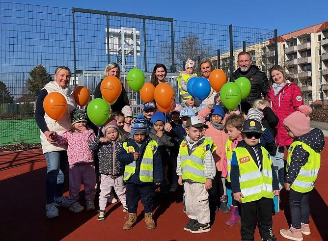 Vorfreude auf den neuen Spielplatz: Kinder der Phantasia-KiTa und ihre Erzieherinnen  (Foto: oas)
