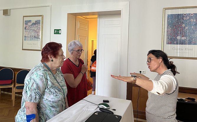 Katja Rudolph (re.) stellt den Kurgästen ihre Stadt und deren Möglichkeiten vor. (Foto: oas) Katja Rudolph (re.) stellt den Kurgästen ihre Stadt und deren Möglichkeiten vor. (Foto: oas)