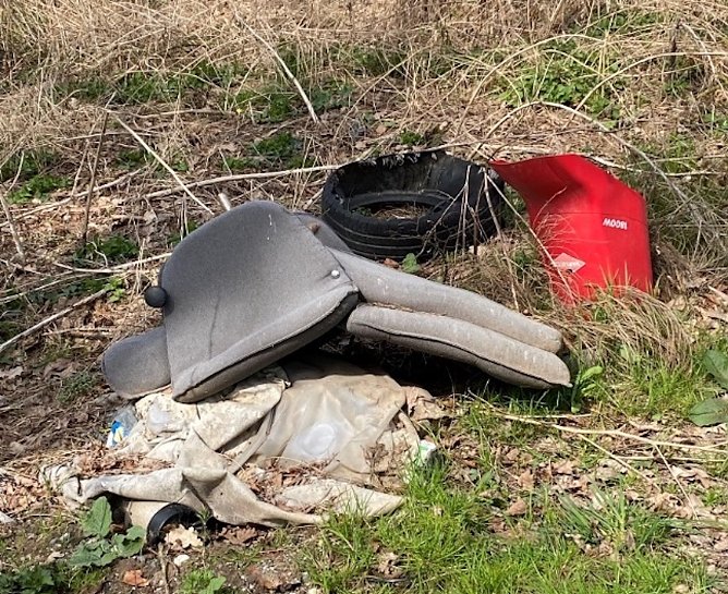 Rücksichtslos! Müllentsorgung in der Natur (Foto: Wolfgang Lehmann) Rücksichtslos! Müllentsorgung in der Natur (Foto: Wolfgang Lehmann)