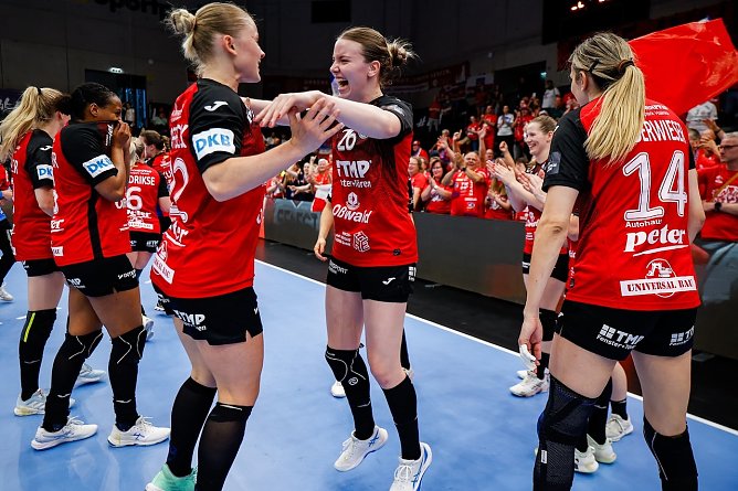 Die THC-M&auml;dels feiern ihren Halbfinalsieg gestern Abend in Graz vor ihrer "roten Wand" (Foto: THC)