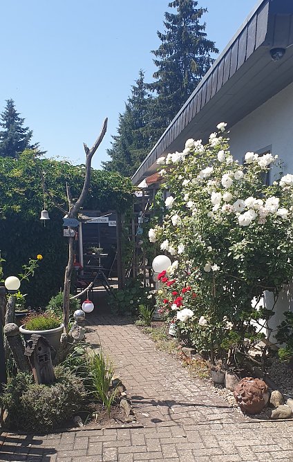 Garten im Frühling (Foto: H. Liesegang) Garten im Frühling (Foto: H. Liesegang)