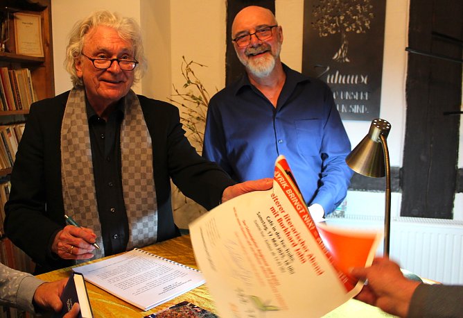 Gel&ouml;ste Stimmung nach der Lesung und viele angeforderte Autogramme wurden geschrieben (Foto: Eva Maria Wiegand)