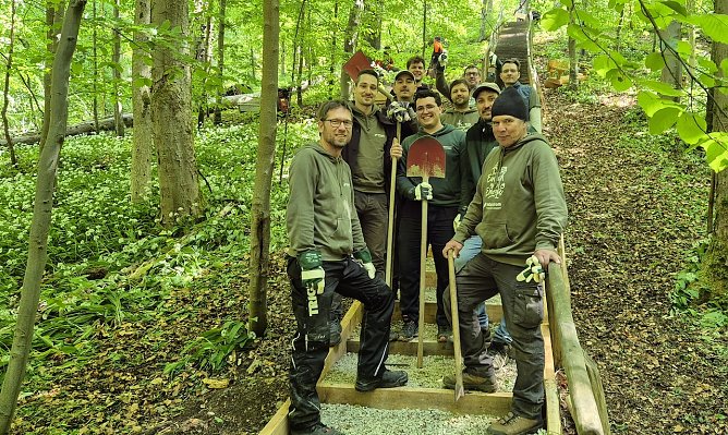 Jens Wittrich (v.r.), Regionalleiter Mitte der NaturStromProjekte GmbH, und sein Team engagierten sich bereits zum dritten Mal im Rahmen des Corporate Volunteering-Programmes des Nationale Naturlandschaften (NNL) e.V. im Nationalpark Hainich. Diesmal hie&szlig; das Projekt: Instandsetzung der Himmelsleiter. (Foto: Cornelia Otto-Albers)