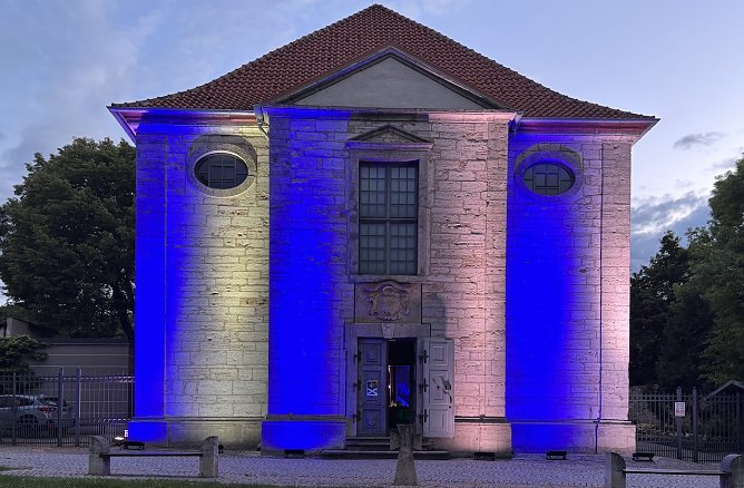 Die Gottesackerkirche war zünftig in die blau-weißen Farben Schottlands getaucht (Foto: oas) Die Gottesackerkirche war zünftig in die blau-weißen Farben Schottlands getaucht (Foto: oas)