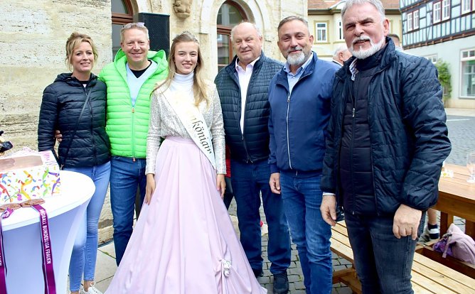 Die THC-Gesellschafter mit Monique Reinz (l.), Rosenk&ouml;nigin Maxima und B&uuml;rgermeister nebst Ex-Landrat und Neu-Vorstand beim THC, Harald Zanker (r.)  (Foto: Eva Maria Wiegand)