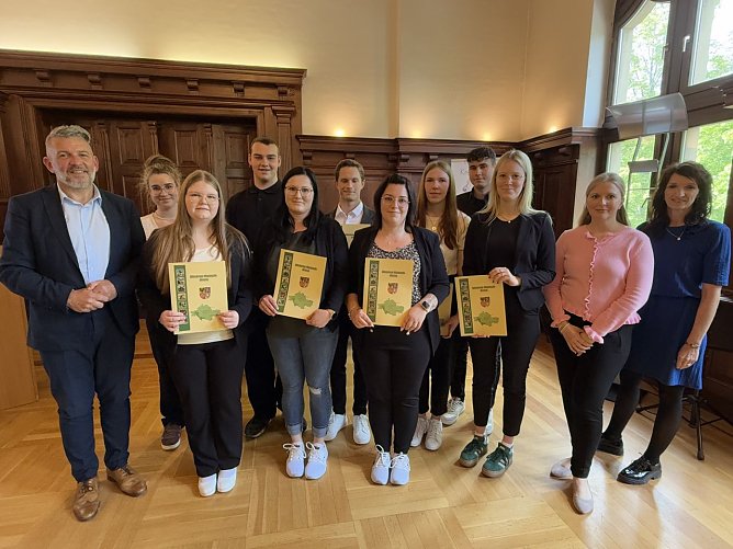 Neue Auszubildende im Landratsamt (Foto: Pressestelle Landratsamt) Neue Auszubildende im Landratsamt (Foto: Pressestelle Landratsamt)