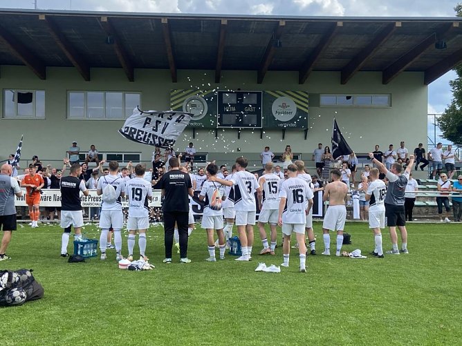 Der FSV Preu&szlig;en feiert den Klassenerhalt in der Th&uuml;ringenliga (Foto: Benno Harbauer)