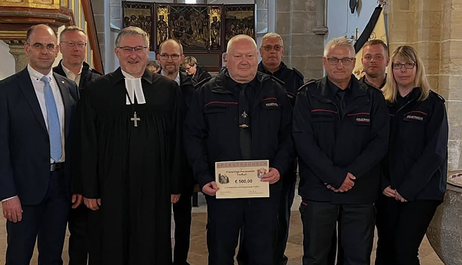 Am Sonntag konnten im Rahmen eines Feuerwehr-Gottesdienstes in Treffurt 500 Euro an die Freiwillige Feuerwehr &uuml;bergeben werden. (Foto: Evangelischer Kirchenkreis S&uuml;dharz)