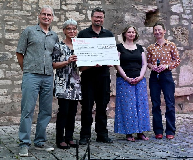 Vorstandsmitglieder des F&ouml;rderverein der st&auml;dtischen Museen Bad Langensalza e.V. und  der G&auml;stef&uuml;hrer-Zunft Bad Langensalza e.V.  (v.l.n.r. Thomas Puhl, Sabine Tominski, Patrick Kosiol, Anja Klement, Mary Fischer) (Foto: Harald Rockstuhl)