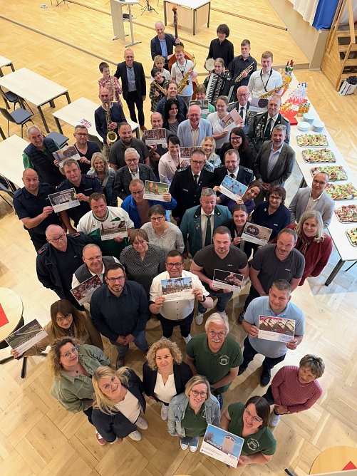 17.100 Euro gab es insgesamt f&uuml;r 20 Vereine der Region (Foto: Pressestelle Landratsamt)