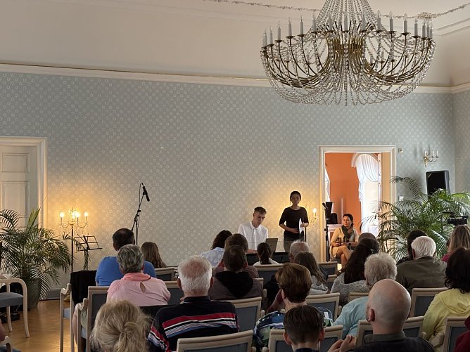 Premiere für die Kurkonzerte gestern im gut gefüllten Saal des Friedrikenschlösschens (Foto: oas) Premiere für die Kurkonzerte gestern im gut gefüllten Saal des Friedrikenschlösschens (Foto: oas)
