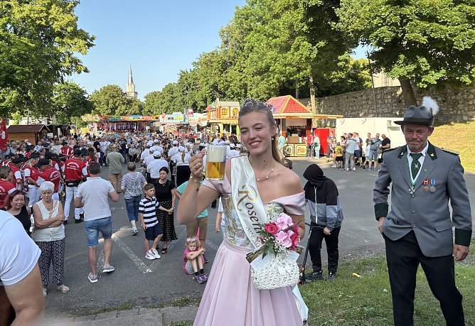 Majestät läßt es sich schmecken: Rosenkönigin Maxima verkostet Dreitürmebier (Foto: oas) Majestät läßt es sich schmecken: Rosenkönigin Maxima verkostet Dreitürmebier (Foto: oas)