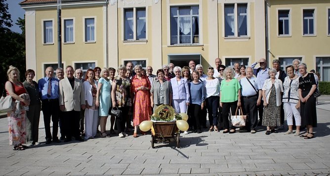 50 Jahre Abitur wurde von Jahrgang 1975 traditionell mit einem F&auml;sschen Bier gefeiert (Foto: Eva Maria Wiegand)