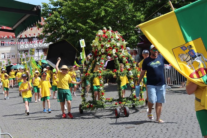 Auch die Ortsteile waren mit von der Partie: Hier die gr&uuml;n-gelben Thamsbr&uuml;cker (Foto: emw/oas)