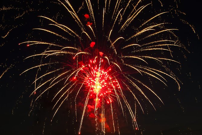 Rote Rosen am Nachthimmel über Bad Langensalza (Foto: Michael Osinzew) Rote Rosen am Nachthimmel über Bad Langensalza (Foto: Michael Osinzew)