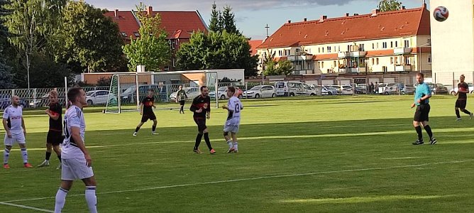 Der FSV Preu&szlig;en Bad Langensalza (in wei&szlig;) zu Gast beim befreundeten ESV Lok Gotha (Foto: Paul Stoll)