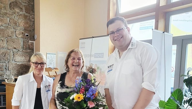 Diana Worch und Florian Fischer verabschieden Christina K&ouml;nig (Mitte) in den Ruhestand (Foto: Steven Flock)