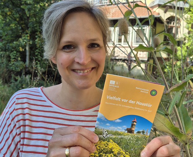 Nationalpark-Mitarbeiterin Lisa M&auml;der hat zahlreiche Erfahrungen aus ihrem eigenen Naturgarten in die Erarbeitung des Faltblattes "Vielfalt vor der Haust&uuml;r � was k&ouml;nnen wir f&uuml;r Schmetterling, Wildbiene & Co. tun?" einflie&szlig;en lassen. (Foto: Cornelia Otto-Albers)