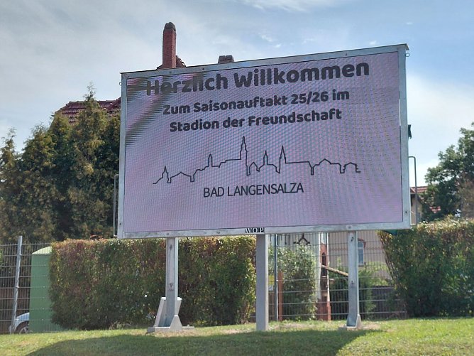 Die neue Anzeigetafel im Stadion der Freundschaft begr&uuml;&szlig;t die G&auml;ste  (Foto: Markus Fromm )