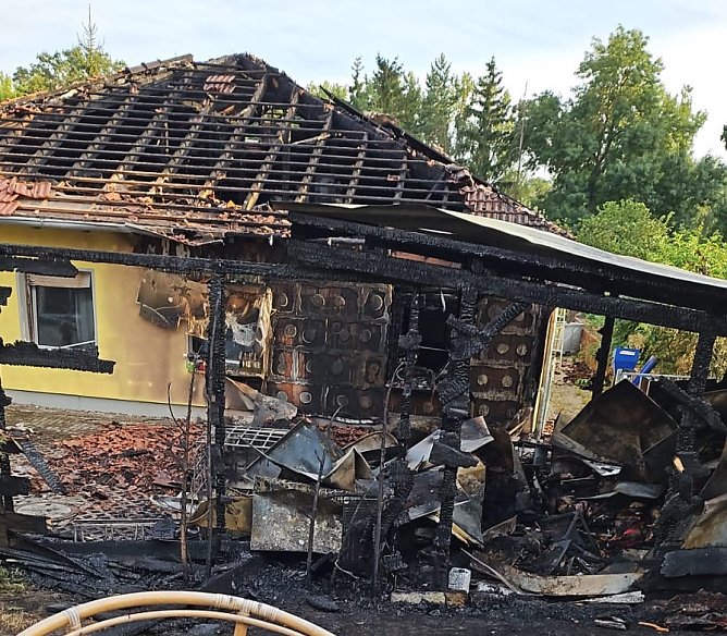 Das ausgebrannte Haus neben dem ausl&ouml;senden Carport heute Morgen (Foto: K.Seifert)