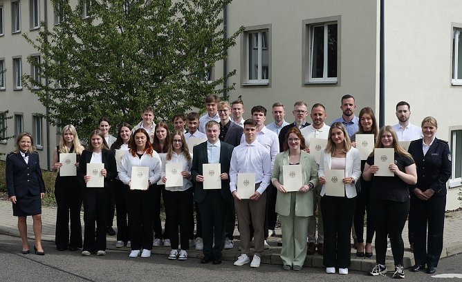Die neuen Zollanw&auml;rter begannen Gestern in Erfurt ihre Ausbildung (Foto: Hauptzollamt Erfurt)