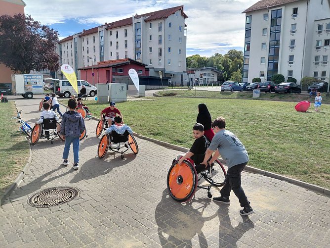 "Fit im Viertel" in Mühlhausen: Rollstuhlparcours in der Martinivorstadt (Foto: Markus Fromm) "Fit im Viertel" in Mühlhausen: Rollstuhlparcours in der Martinivorstadt (Foto: Markus Fromm)