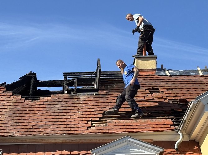Erste Reparaturen am zerst&ouml;rten Dach haben begonnen (Foto: oas)