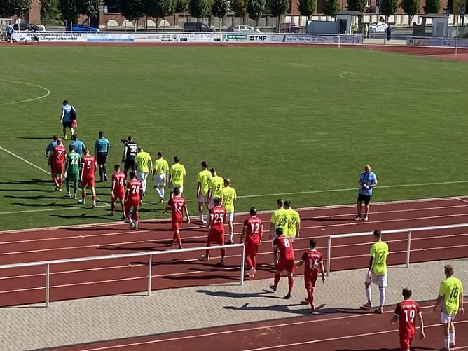 Einmarsch in die Manege: Der FSV Preußen (in gelb) siegt gegen Saalfeld (Foto: Benno Harbauer) Einmarsch in die Manege: Der FSV Preußen (in gelb) siegt gegen Saalfeld (Foto: Benno Harbauer)