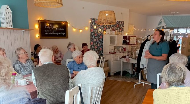 Ulrike Walter (stehend rechts) begr&uuml;&szlig;t die G&auml;ste im Caf&eacute; Schwesterherz in Bad Langensalza (Foto: Thomas Leipold)