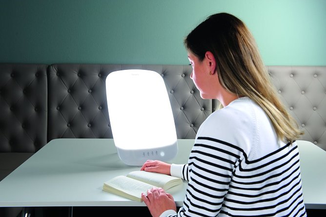 Tageslichtlampe im Einsatz (Foto: Stiftung Warentest)