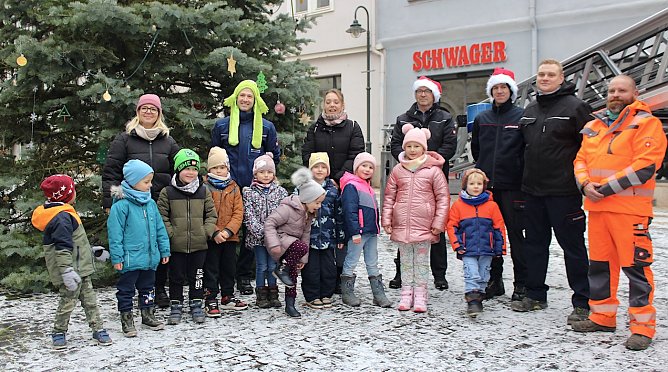 Die Kinder und Erzieherinnen der Kita "Clara Zetkin" startete einen Monat vor Heiligabend die Weihnachtsbaumschm&uuml;ck-Aktion in Bad Langensalza (Foto: Eva Maria Wiegand)