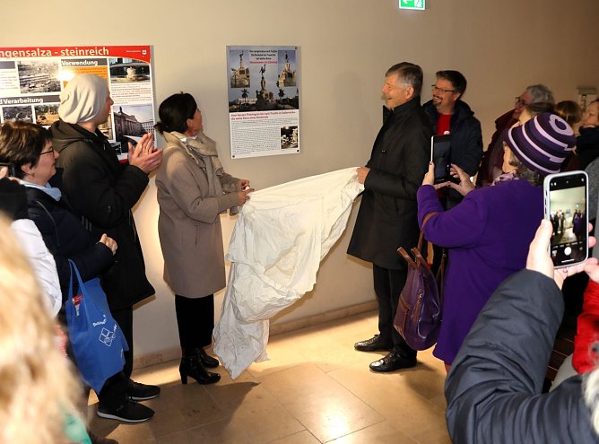 Katja Rudolph und Ulrich Kl&ouml;sser enth&uuml;llen mit Bad Langensalzas G&auml;stef&uuml;hrern die neue Schautafel im Rathauskeller (Foto: Christina Bessing)