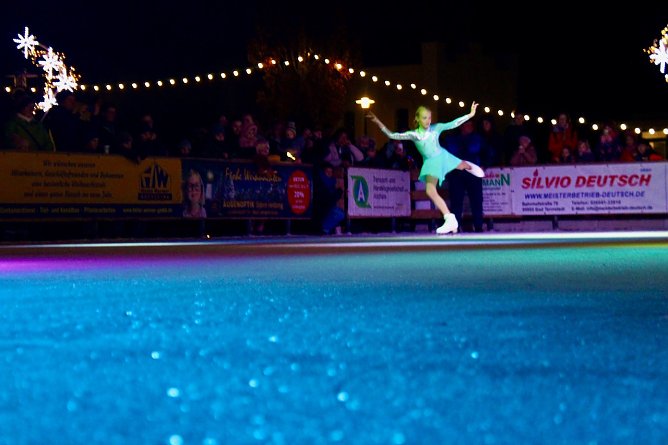 Eiskunstläuferin bei der Eröffnungsparty der Eisbahn im Schlösschenpark (Foto: Eva Maria Wiegand) Eiskunstläuferin bei der Eröffnungsparty der Eisbahn im Schlösschenpark (Foto: Eva Maria Wiegand)