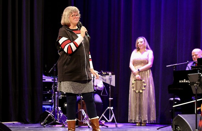 Simone Manthey (Manthey Rocco Pera) begr&uuml;&szlig;te die Konzertg&auml;ste im Kultur- und Kongresszentrum Bad Langensalza zum Nikolauskonzert  (Foto: Eva Maria Wiegand)