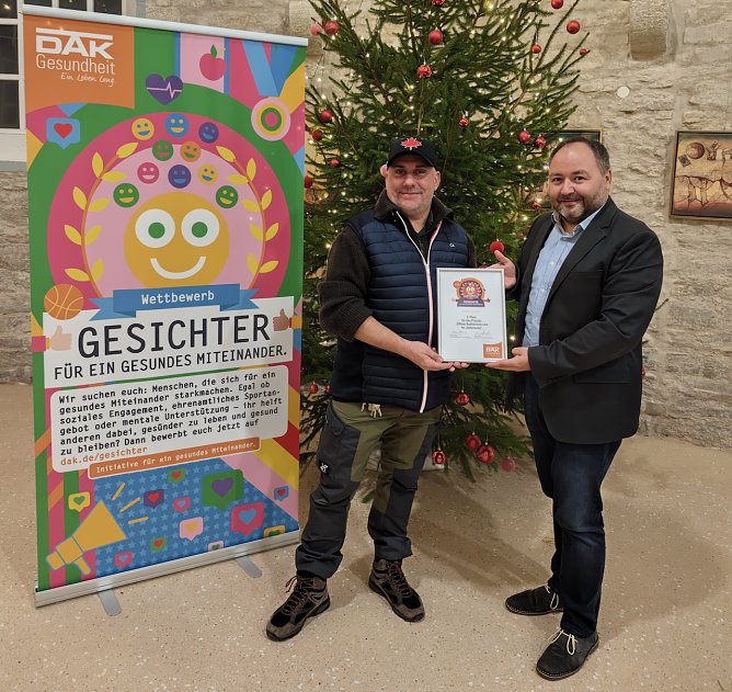 Die &Uuml;bergabe des symbolischen Preisschecks erfolgte durch J&ouml;rn Sola an den Vereinsvorsitzenden Ronny Vokuhl (Foto: DRK Gesundheit M&uuml;hlhausen/ J&ouml;rn Sola)