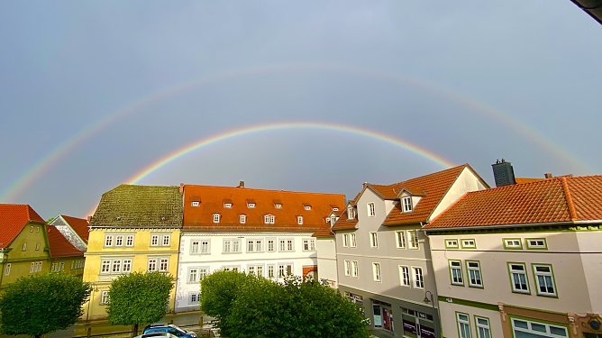 Doppelter Regenbogen &uuml;ber dem T&ouml;pfermarkt in Bad Langensalza (Foto: Eva Maria Wiegand)
