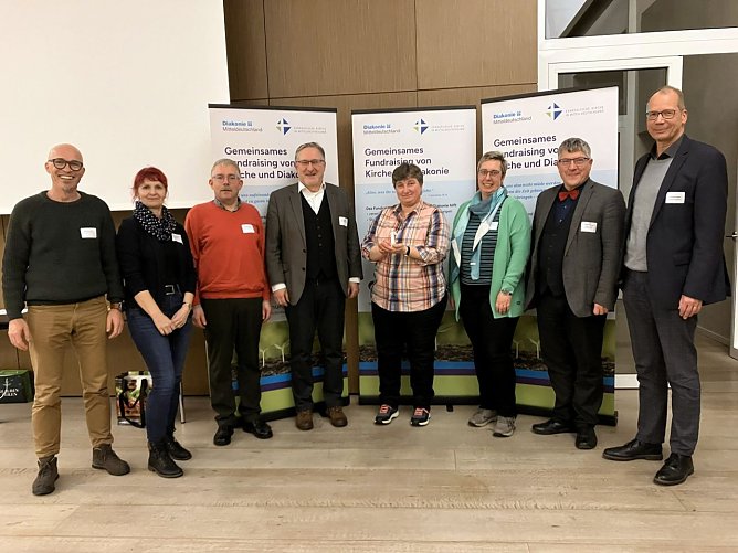 Begr&uuml;&szlig;ung Modellkirchenkreis Nordth&uuml;ringen (von links: Amtsleiter KKA M&uuml;hlhausen Micha Hofmann, Referentin Evangelische Kinderg&auml;rten im Kirchenkreis M&uuml;hlhausen Katrin Bauer, Superintendent des Kirchenkreises S&uuml;dharz Andreas Schwarze, Superintendent des Kirchenkreises M&uuml;hlhausen Christian Beuchel, Superintendentin des Kirchenkreises Bad Frankenhausen-Sondershausen Steffi Wiegleb, Sandra Hesse (Vertreterin des Erprobungsraumes KK S&uuml;dharz), Landesbischof Friedrich Kramer, OKR Christoph Stolte.  (Foto: EKM und Diakonie)