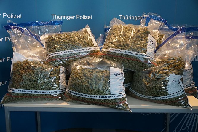 Rund 50 der insgesamt 140 Kilogramm Marihuana pr&auml;sentierte die Polizei. (Foto: ssc)
