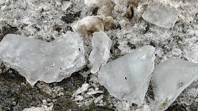 Gro&szlig;e Eisbrocken sind von einem Dach auf den Gehweg in Bad Langensalza gefallen (Foto: Eva Maria Wiegand)