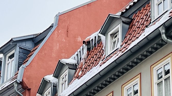 Eiszapfen h&auml;ngen an den D&auml;chern in Bad Langensalza  (Foto: Eva Maria Wiegand)