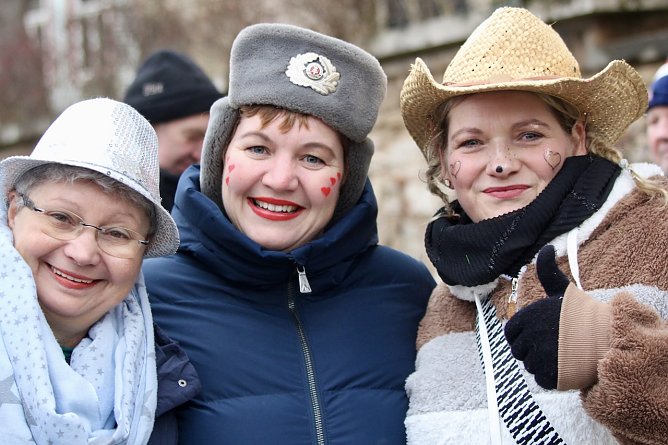 Fr&ouml;hliche Zuschauerinnen erwarten den Karnevalsumzug in Bad Langensalza (Foto: Eva Maria Wiegand)