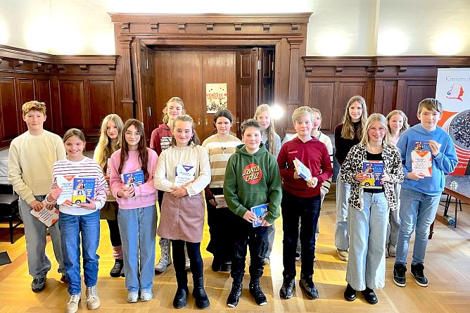 Kreisentscheid des 67. Vorlesewettbewerbs entschieden - Leni Malin Kollascheck 3. von links vorne ging als Siegerin hervor  (Foto: Ronja Rothe)
