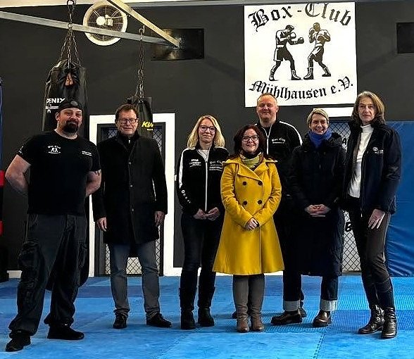 Der Vorstand des Boxclub mit M&uuml;hlhausens Oberb&uuml;rgermeister Dr. Johannes Bruns sowie Vertreterinnen der Stadtverwaltung und der Stadtwerke (Foto: Stadtverwaltung M&uuml;hlhausen)