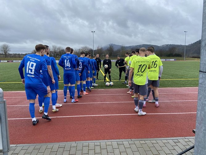 Aufstellung vor dem Spiel zwischen SG Borsch und FSV Preu&szlig;en (Foto: Benno Harbauer)
