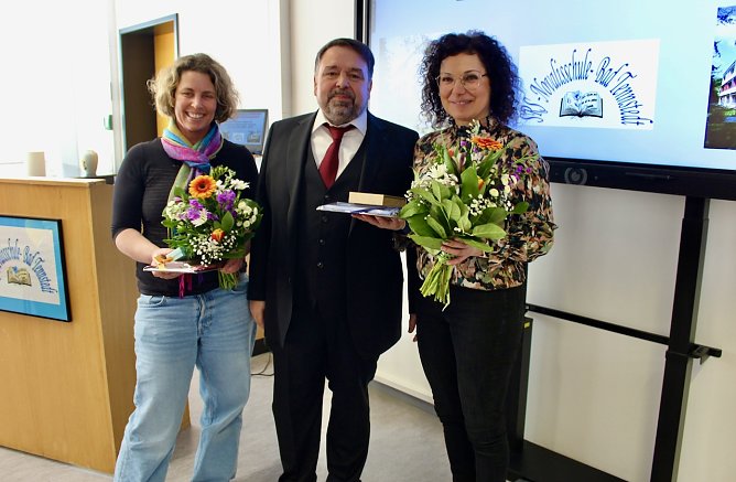 v.li.n.re. Bauingeneurin Grit Weidenbach; Schulleiter Matthias Ziegler, Frau Sturm (Ingenieurb&uuml;ro Boy & Partner) (Foto: Eva Maria Wiegand)
