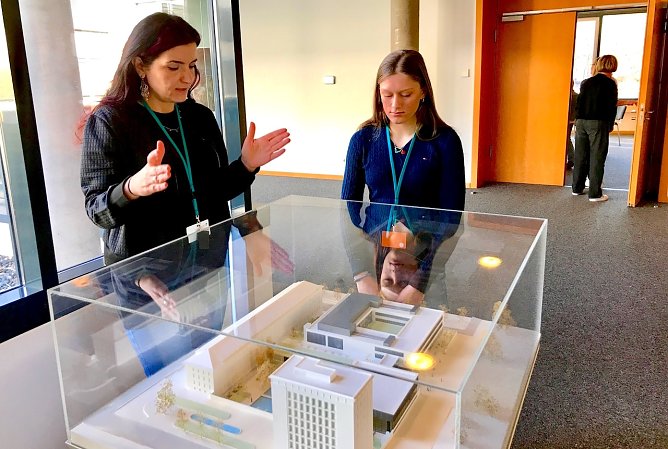 Anja Henze f&uuml;hrte Fiona Br&uuml;gge (Praktikantin der NNZ-Online) durch den Th&uuml;ringer Landtag (Foto: Eva Maria Wiegand)