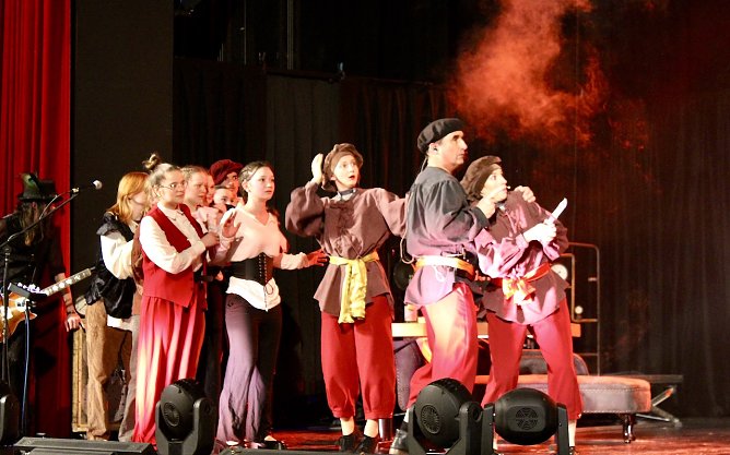 Faust n Roll nach Goethe" im KKZ in Bad Langensalza. Sch&uuml;ler des Salza Gymnasiums stehen mit Dietmar Rybicka auf der B&uuml;hne (Foto: Eva Maria Wiegand)