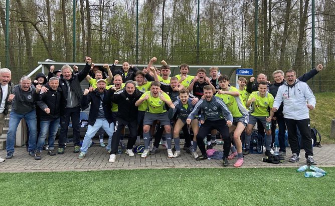 Ausgelassene Freude auf der Preu&szlig;en-Bank nach dem Ausw&auml;rtssoieg (Foto: FSVP)