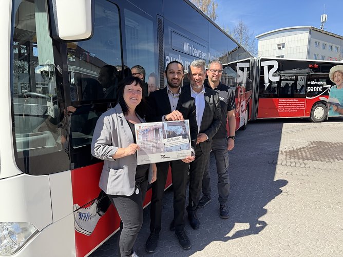 v.l.n.r.: Jessica D&ouml;ring, Ehrenamtsbeauftragte des Landkreises, Rahul Kumar, Gesch&auml;ftsf&uuml;hrer der Regionalbus GmbH (Foto: LRA Unstrut-Hainich-Kreis)